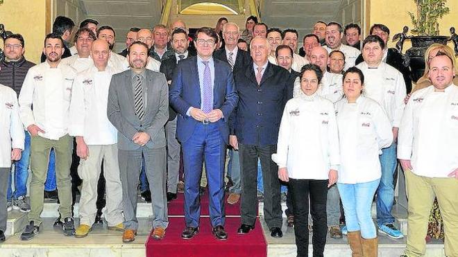 Los cocineros participantes en Madrid Fusión durante la presentación de la feria en el Ayuntamiento. 