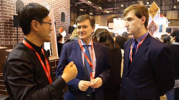 Francisco Vázquez, durante el encuentro que mantuvo en Fitur con los señores Zhang, de la Oficina de Turismo de China, y Carlos Sentís, director de la empresa Henkuai.