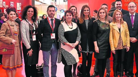 Clara Luquero, en el centro, tras la firma del convenio con Iberia de las Ciudades Patrimonio.
