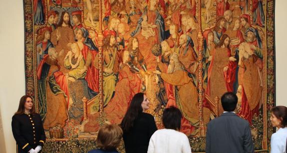 Un grupo de personas admiran los tapices en el Palacio Real de La Granja. 