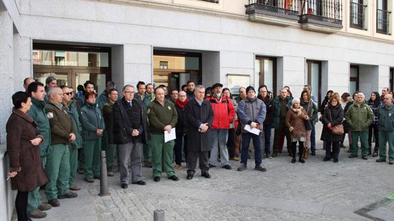 Participantes en la concentración, a las puertas de la sede de la Junta en Segovia.El Norte