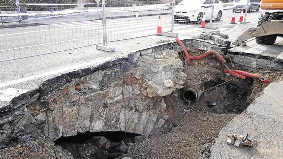 Detalle del arco del puente del Cubo y de la tubería fracturada en la calle de San Ildefonso en Valladolid.