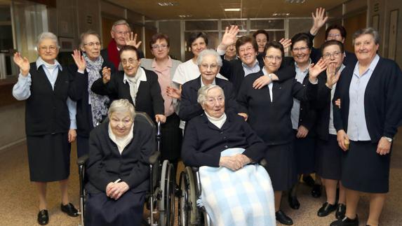 Las hermanas de la Caridad, ayer, en su despedida de la residencia, acompañadas por otras monjas de esta compañía. 