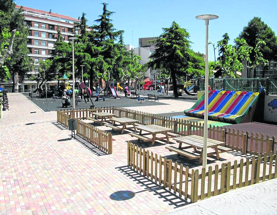 Parque de juegos infantiles en la Alamedilla, para el que se retiraron varios ejemplares arbóreos. 