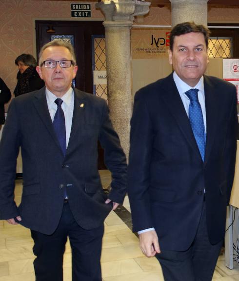 El consejero de Empleo, Carlos Fernández Carriedo (derecha), visita instalaciones del Ecyl junto al delegado territorial de la Junta en Segovia. 