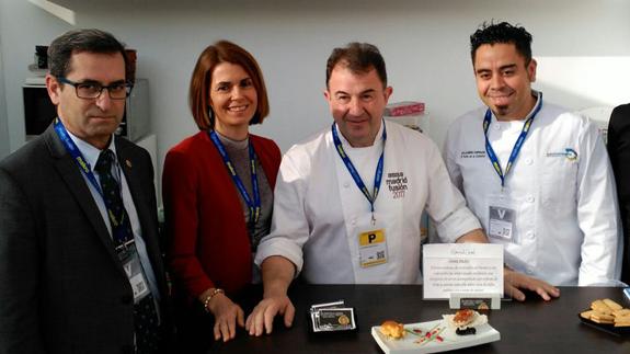 Martín Berasategui, flanqueado por el cocinero del Patio de la Catedral, Alejandro Espinosa (derecha), y los diputados Magdalena Rodríguez y Jaime Pérez. J. Rojas
