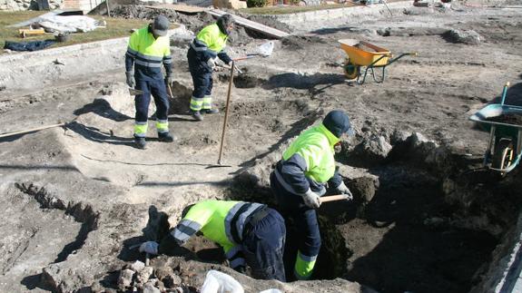 Trabajos de excavación arqueológica en el solar de la calle Palacio. 
