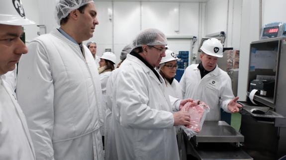El presidente de la Junta de Castilla y León, Juan Vicente Herrera, durante la visita a la industria Moralejo Selección en Coreses. 