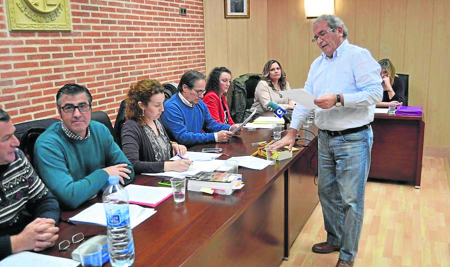 Francisco Blázquez jura como alcalde mientras su antecesor, Jacinto García, mira a la cámara. 