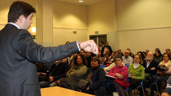 Asamblea organizada por Adicae para resolver dudas sobre las cláusulas suelo. 