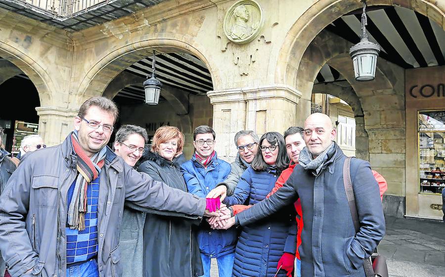 De izquierda a derecha, Ramón García, de Alternativa Republicana, Ignacio Paredero, secretario provincial de Podemos, María Luisa Vicente, presidenta de Memoria y Justicia, José Luis Mateos, portavoz del PSOE en el Ayuntamiento, Gabriel Risco y Virginia Carrera, de Ganemos, Miguel Rodero, coordinador de IU, y Emilio Pérez Prieto, secretario provincial de CC OO. 