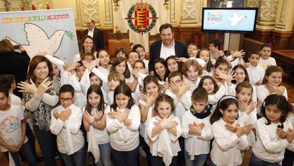 El alcalde y la concejala con los escolares participantes.