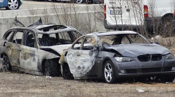 Los dos BMW carbonizados por los autores del robo en Río Shopping en mitad de la autovía de Pinares. 