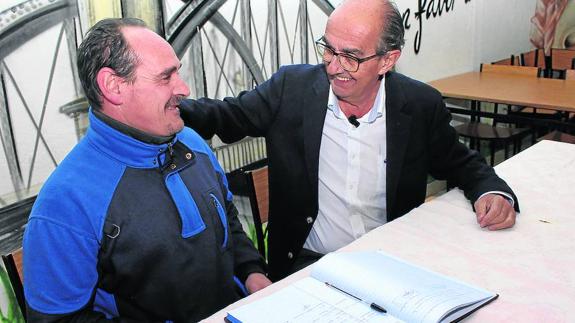 Ángel Salamanca y Pepe Calderón sonríen tras hacer efectivo el traspaso de papeles. Marta Moras.