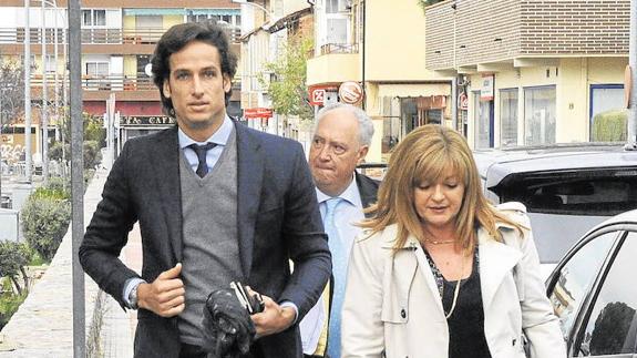 Feliciano López camina con su abogada hacia el juzgado que tramita su divorcio
