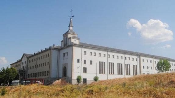 Fachada del edificio que albergó el Seminario Menor de La Bañeza, cerrado desde 1995.