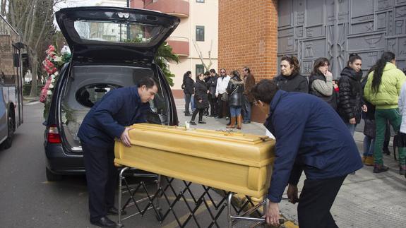 Los operarios de la funeraria trasladan el féretro con el cuerpo de la niña fallecida.