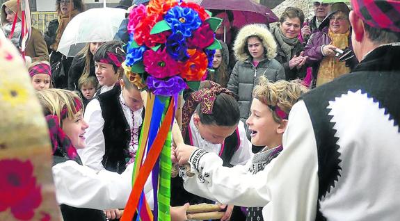 Varios niños, durante el paloteo de las Candelas en Aguilafuente. 