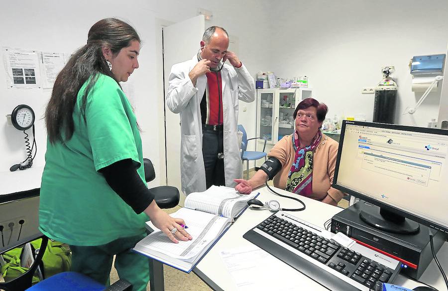 Personal sanitario, en el centro de salud de Villarino, en Salamanca. 