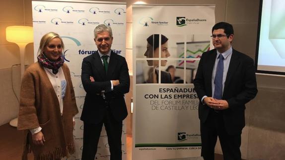 Beatriz Prieto, presidenta del Fórum Familiar; Carlos Ranera, director general de Banca Comercial de EspañaDuero, y Eduardo Estévez, director de Empresa Familiar de Castilla y León.