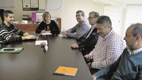 Marisa Delgado, en una reunión con representantes sindicales. El Norte