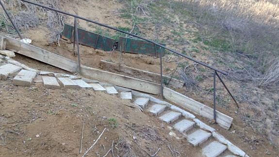 Estado de las escaleras que suben al cementerio de Arévalo.