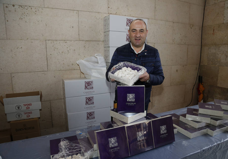 José Manuel Fernández con las pastas 'Candelas' durante la degustación. Antonio Quintero