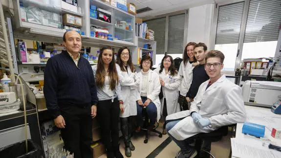 El hematólogo Jesús María Hernández Rivas, junto a parte del equipo del laboratorio 