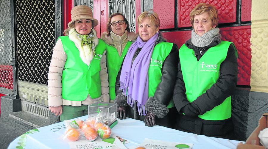 Las voluntarias de la AECC en la mesa informativa colocada ayer en la Plaza de Guijuelo. 