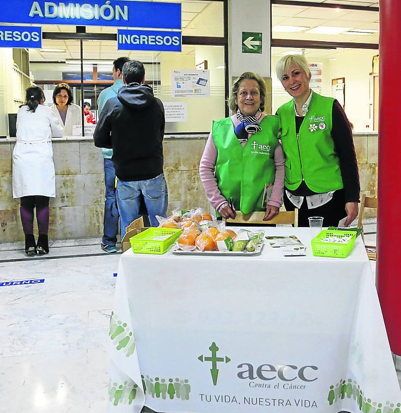 Mesa instalada ayer en el Clínco en la que se repartía fruta. 