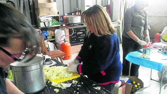 Preparación del cocido popular del año pasado. 