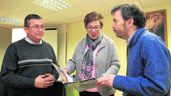 Rosa Contreras, flanqueada por Rolando Ruiz (i) y Javier Cuadrado.