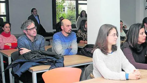 Alumnos y profesores, durante la presentación, en el aula polivalente del campus. 
