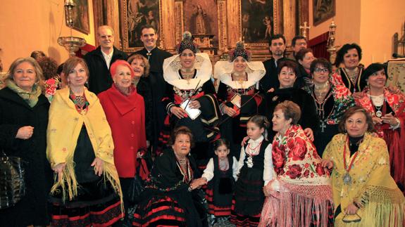 Rosa María Calaf (tercera por la izquierda), rodeada por las águedas segovianas. Antonio Tanarro