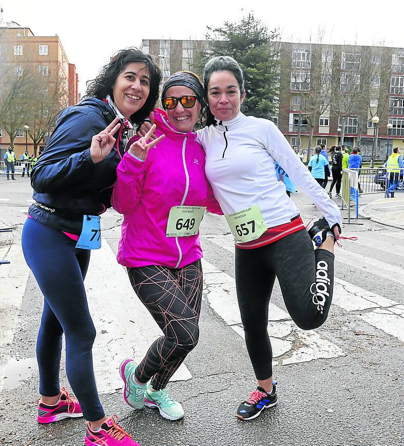 Tres de las participantes posan sonrientes antes de empezar.