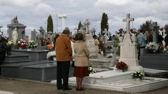 Grupos de visitantes ante las sepulturas del cementerio de Cuéllar.