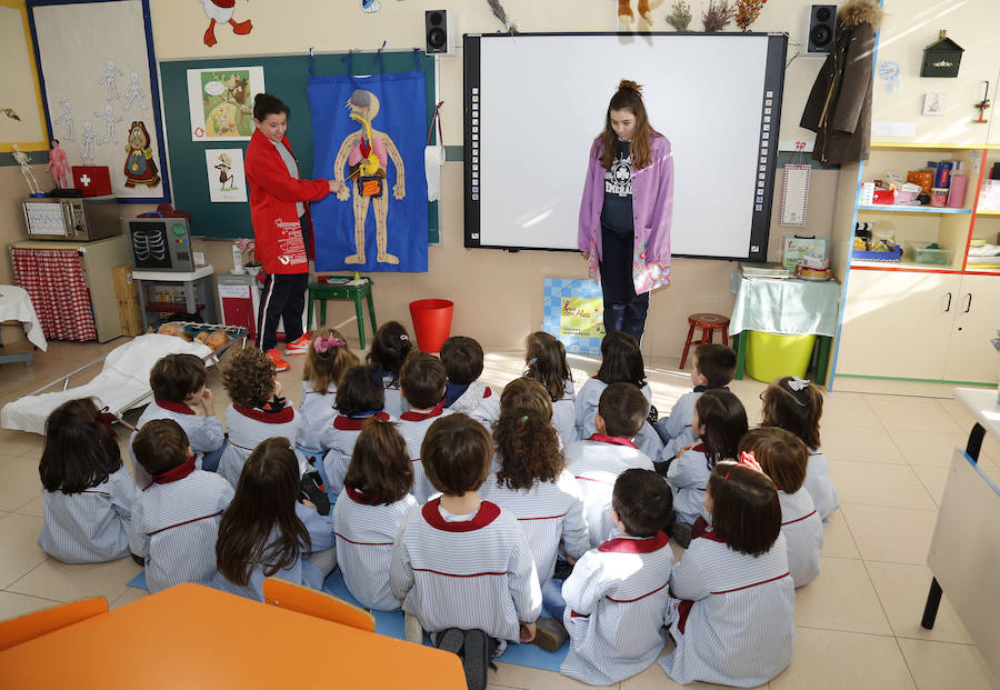 Alumnas mayores dan una clase de anatomía a Infantil. 