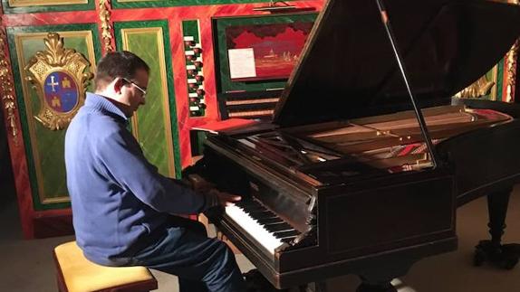 El pianista Álvaro Rubén García, en un ensayo con el nuevo piano.