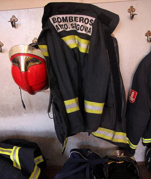 Uniforme y equipo de un bombero de Segovia. 