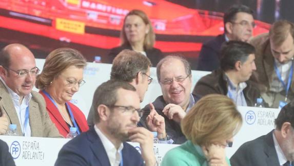 En el centro de la imagen Juan Vicente Herrera, presidente de la Junta de Castilla y León, charla con Alberto Núñez Feijóo.