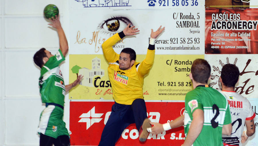Samuel Ibañez trata de detener el lanzamiento de un jugador del Handbol Bordils en el partido disputado en Nava de la Asunción.