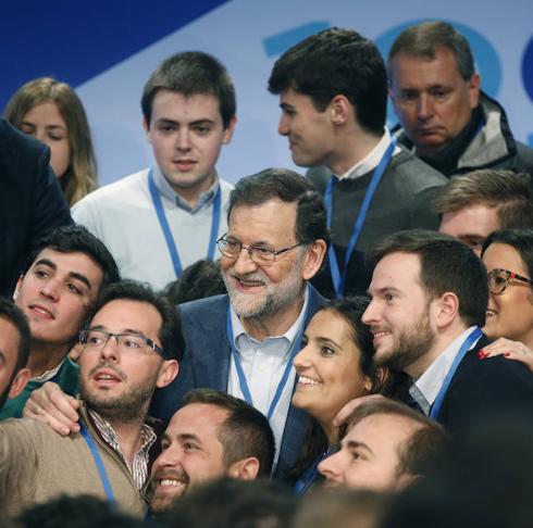 Rajoy,con los miembres de las Nuevas Generaciones. 