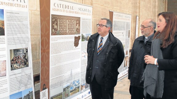 El delegado territorial, Javier López-Escobar, visita la exposición del proyecto con el deán, José Antonio Velasco, y Clara Martín, una de las responsables de 'Descubre la Gran Dama'. 