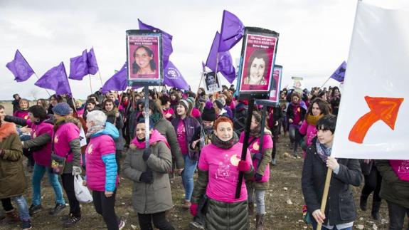 Trescientas mujeres vascas recorrieron ayer los caminos aledaños a la prisión provincial. 