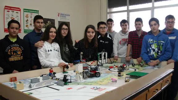 Varíos jóvenes de Cuéllar muestran una maqueta del proyecto para la First Lego League. 