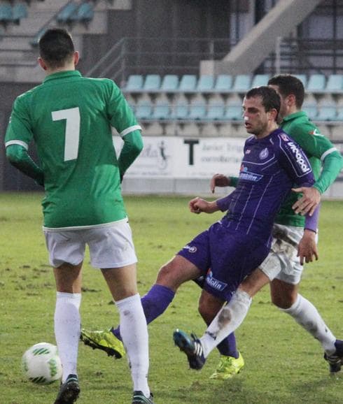 Blanco conduce un balón ante varios rivales del San José, en la pasada jornada en La Balastera.