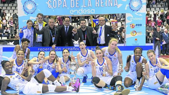 Las jugadoras y el cuerpo técnico posan junto a Carlos Méndez y Jorge Recio con la Copa de la Reina conquistada en Girona. 