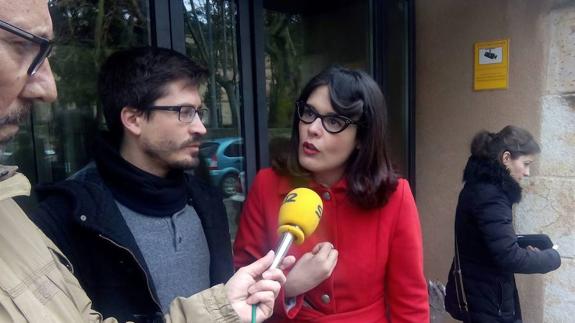 Virginia Carrera y Gabriel de la Mora atienden a los micrófonos de Radio Salamanca. 