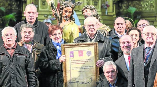 Familiares de Damián Villar y representantes de las hermandades posan ante Jesús en su Prendimiento. 