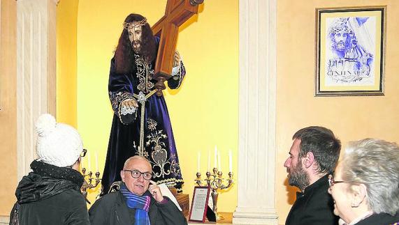 Un hermano de la cofradía explica la talla en la jornada de puertas abiertas celebrada el sábado.